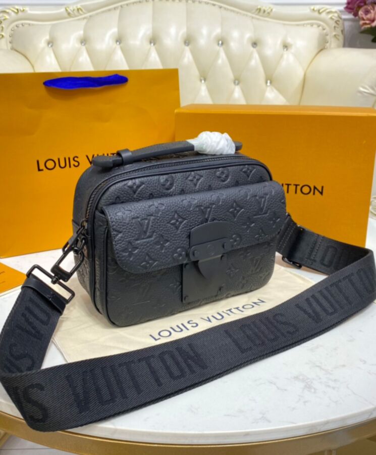 Louis Vuitton S Lock Messenger (M58489)  Louis vuitton, Vuitton, Small  shoulder bag