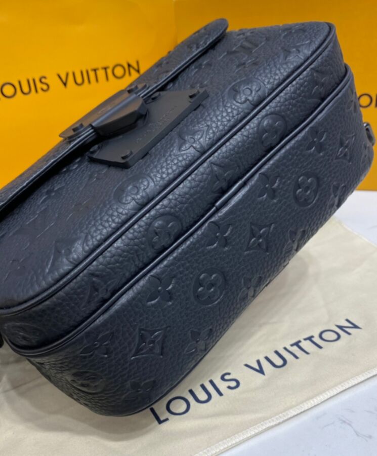 Louis Vuitton MONOGRAM S Lock Messenger (M58489)