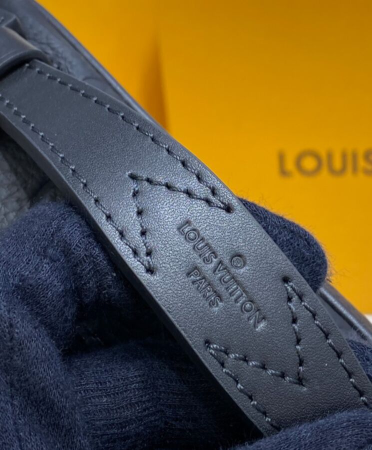 Louis Vuitton S Lock Messenger (M58489)  Louis vuitton, Vuitton, Small shoulder  bag