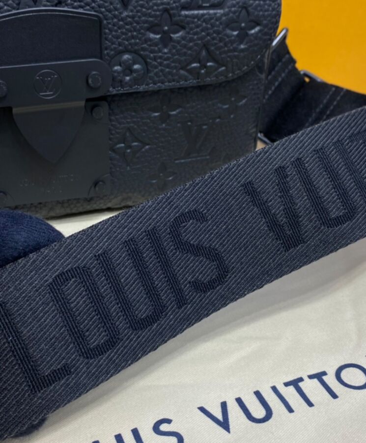 Louis Vuitton S Lock Messenger (M58489)  Louis vuitton, Vuitton, Small  shoulder bag