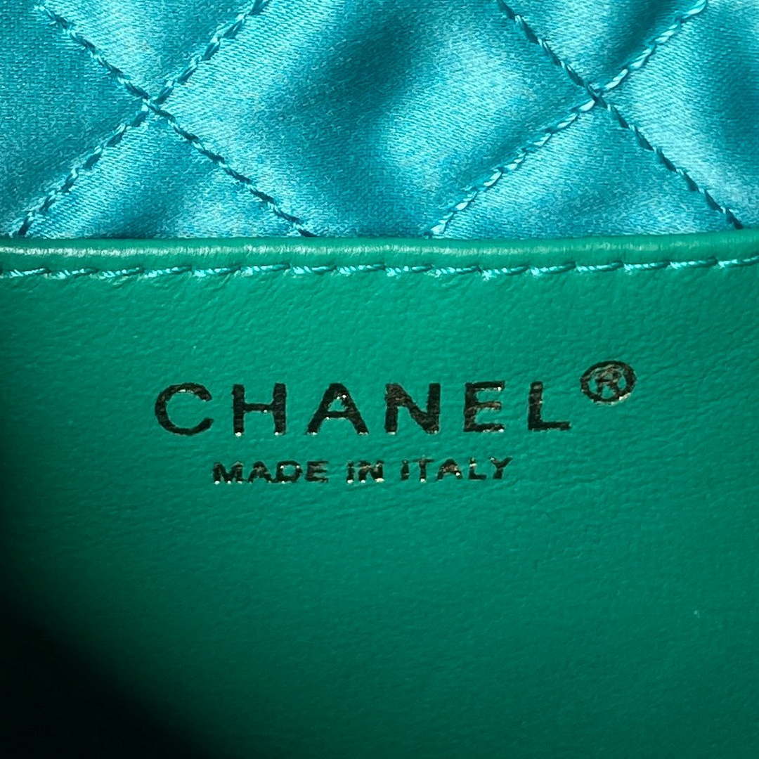 Chanel 22 small handbag, Shiny calfskin & gold-tone metal , red